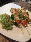 Brochetas de pollo con vegetales asados