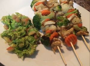 Una foto de Brochetas de pollo con vegetales asados