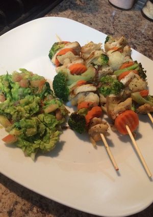 Una foto de Brochetas de pollo con vegetales asados