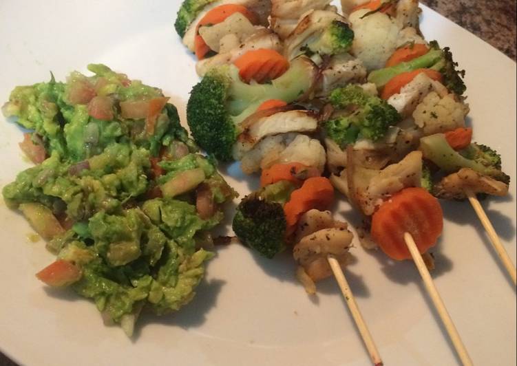 Brochetas de pollo con vegetales asados