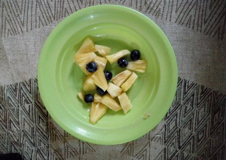 How to Prepare Favorite Pineapple and grapes salad #Localfoodchallenge_Nairobiwest