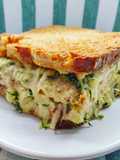 Bread pudding al pistacchio, crescenza e zucchine