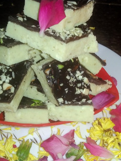 चॉकलेटी बर्फी (chocolaty burfi recipe in Hindi) रेसिपी मुख्य फोटो
