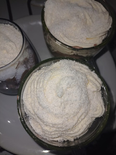 Una foto de Mousse de chocolate con crema batida