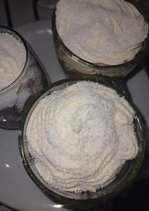 Una foto de Mousse de chocolate con crema batida