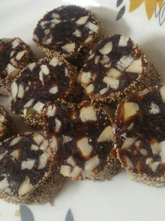 खजूर की बर्फी (Khajoor ki barfi recipe in hindi) रेसिपी मुख्य फोटो