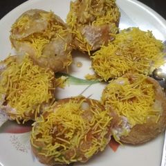 A picture of Sev puri.