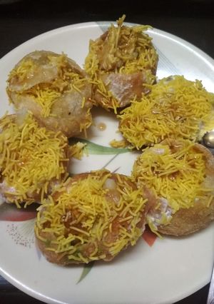 A picture of Sev puri.