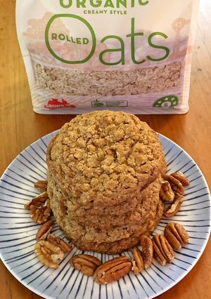 A picture of Oatmeal pecan cookies.