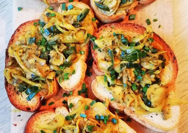 Simple Way to Prepare Quick Bruschetti with Leeks, Onions and Mushrooms (Vegan)