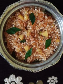 સાબુદાણા ની ખીચડી (Sabudana Khichdi Recipe In Gujarati) રેસીપી મુખ્ય ફોટો