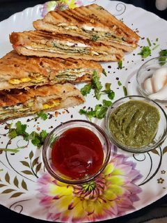स्पाइसी एग ग्रिल्ड सैंडविच (spicy egg grilled sandwich recipe in Hindi) रेसिपी मुख्य फोटो