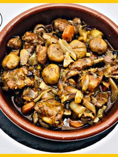 Una foto de Costillas carnosas con chalotas y champiñones