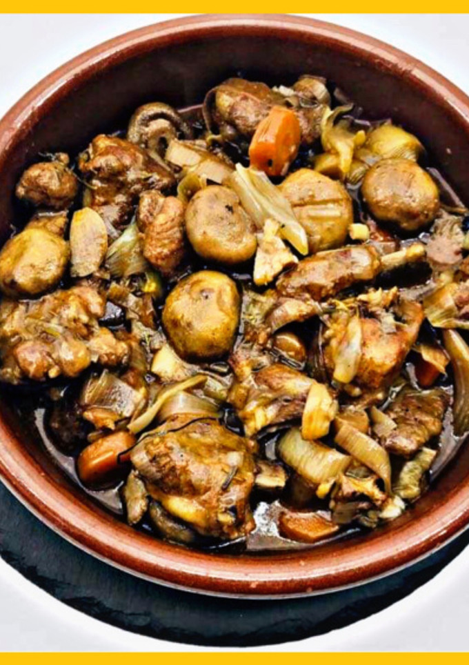 Una foto de Costillas carnosas con chalotas y champiñones
