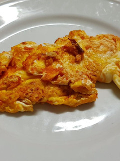 Una foto de Huevos revueltos con ketchup