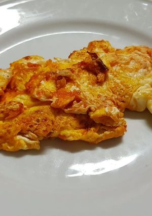 Una foto de Huevos revueltos con ketchup