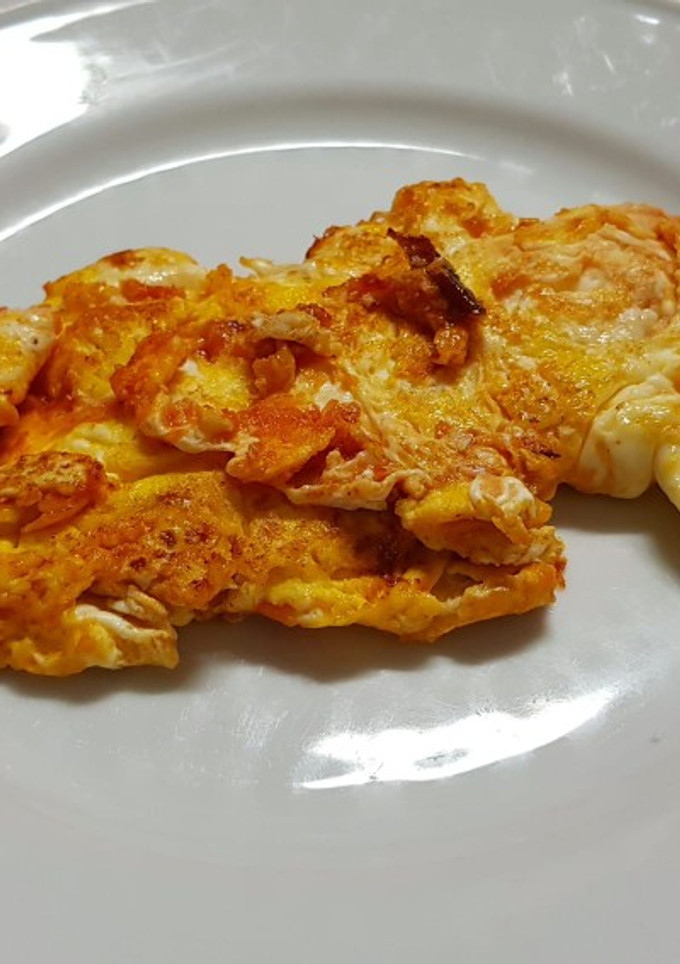 Una foto de Huevos revueltos con ketchup