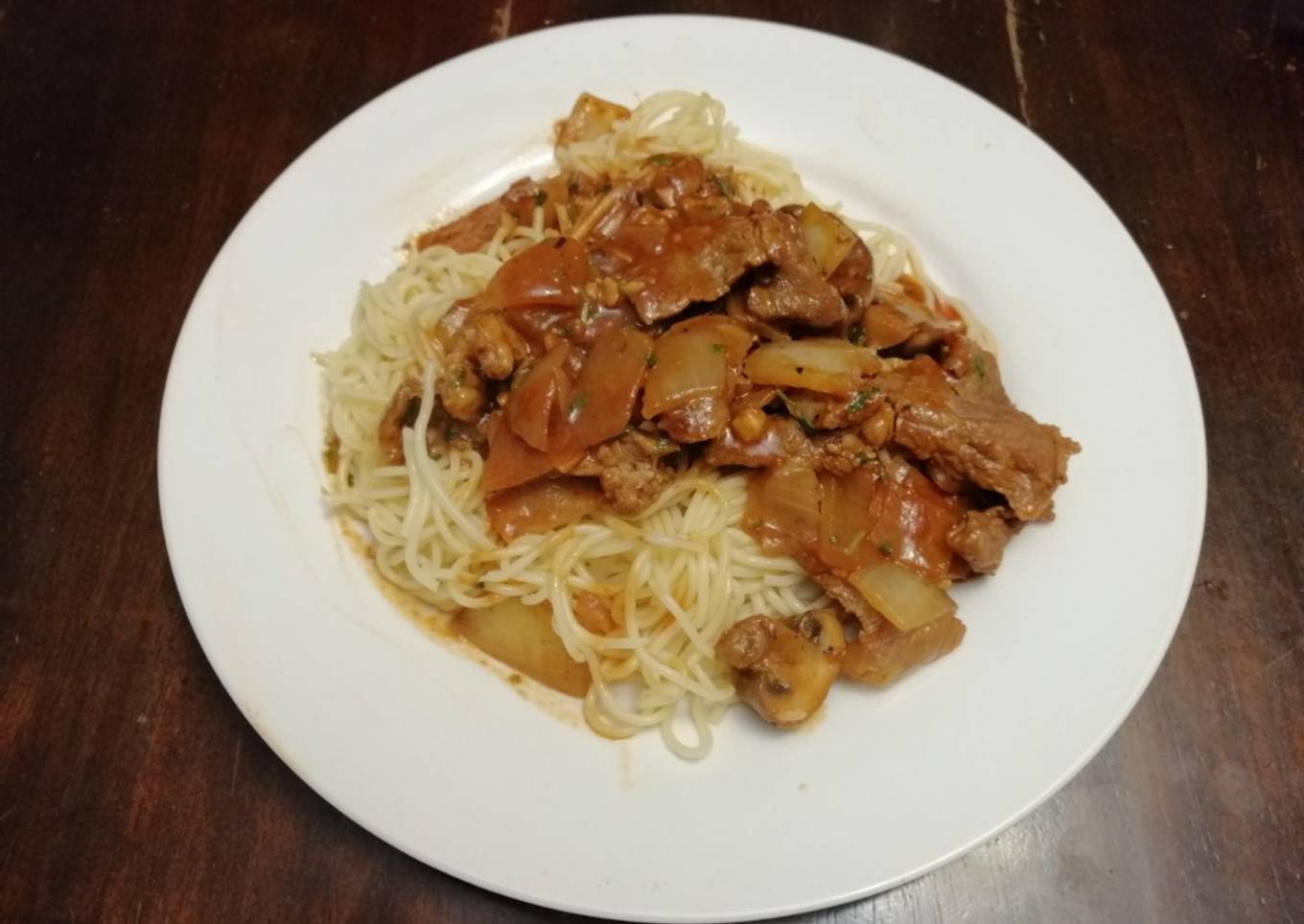 Espaguetis con Bistec Encebollado