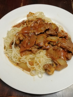 Una foto de Espaguetis con Bistec Encebollado