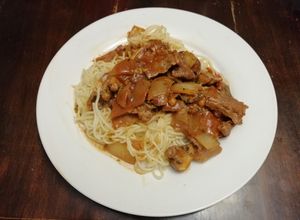 Una foto de Espaguetis con Bistec Encebollado