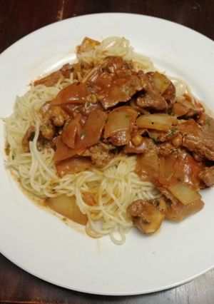 Una foto de Espaguetis con Bistec Encebollado