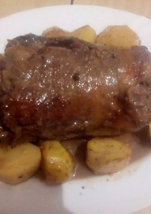 Una foto de Pollo de campo relleno de carne de venado y dátiles 