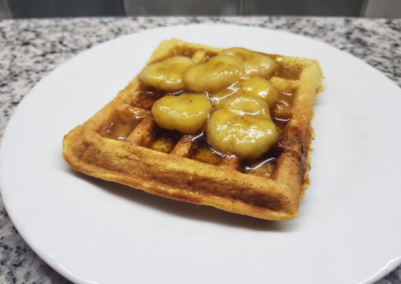 Waffles dulces con banana caramelizada