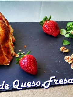 Una foto de Hojaldre relleno de queso, fresas y nueces