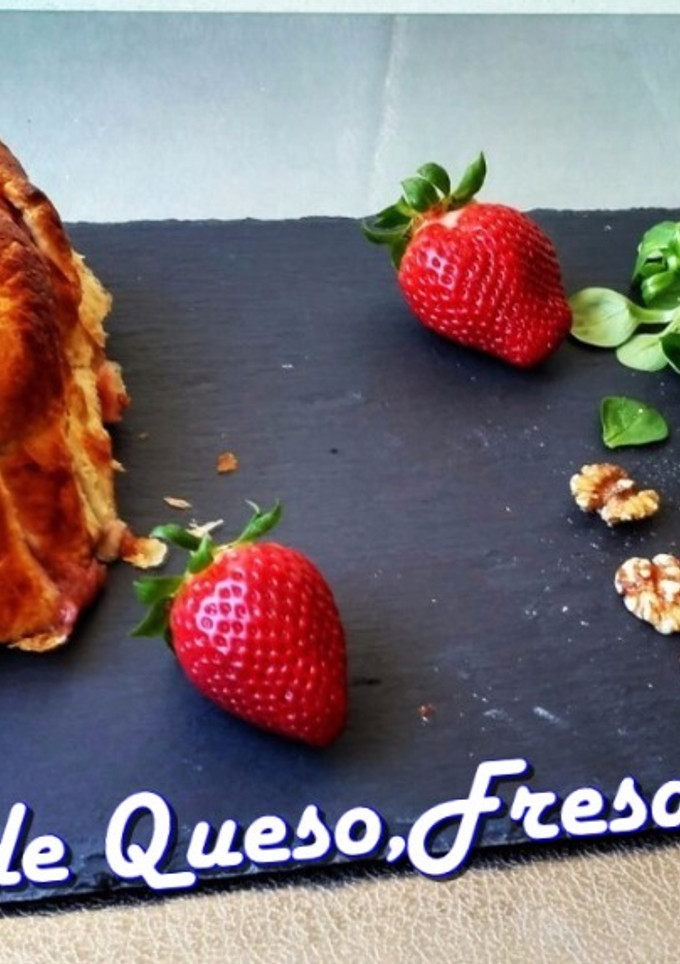 Una foto de Hojaldre relleno de queso, fresas y nueces