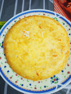 Una foto de Tortilla de patata con cebolla y rellena de jamón y queso