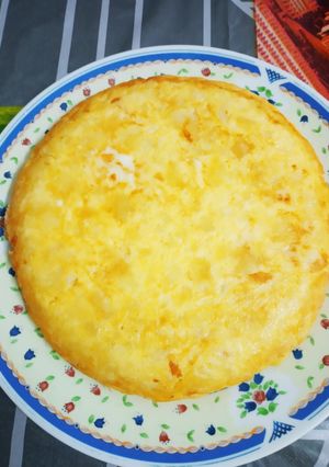 Una foto de Tortilla de patata con cebolla y rellena de jamón y queso