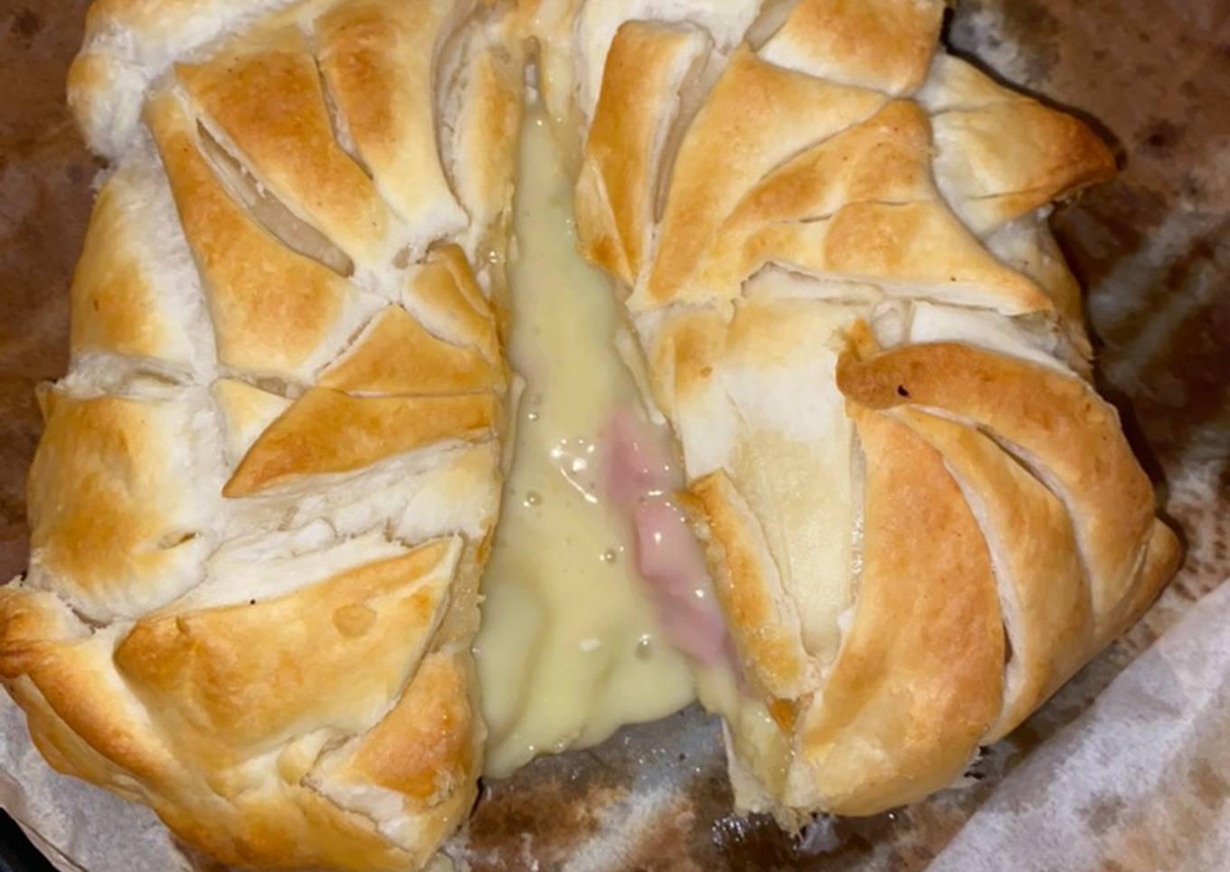 Camembert en croûte aux lardons et pommes de terre