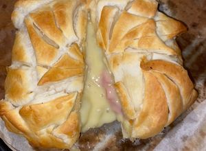 Une photo de Camembert en croûte aux lardons et pommes de terre