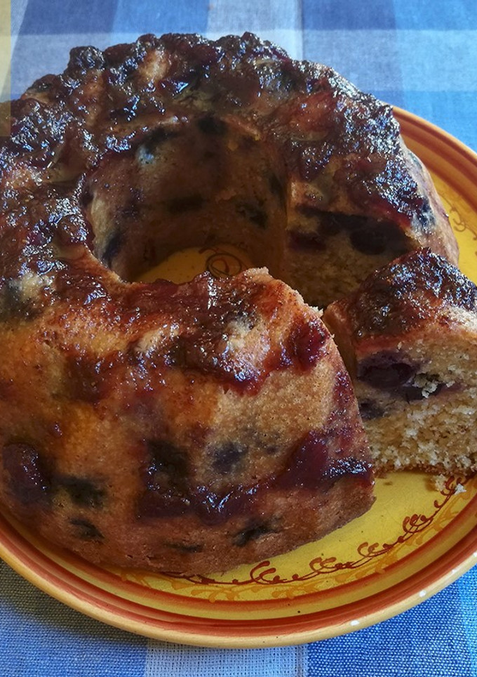 Una foto de Bundt de arándanos y sumak