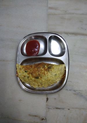 A picture of Sooji noodles omelet.
