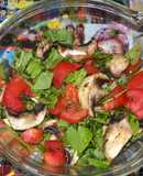 Ensalada de berenjenas en escabeche (2) rúcula, hongos y tomate