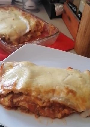 Una foto de Lasaña boloñesa en masa casera