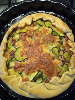 Foto di Quiche svuota frigo con zucchine, prosciutto cotto e scamorza