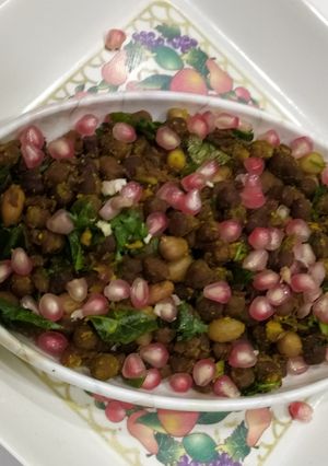 A picture of Kala chana masala.