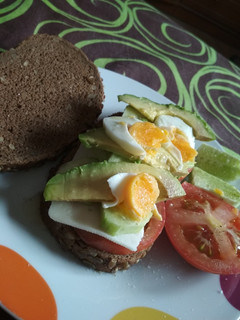 Una foto de Sándwich de aguacate y huevo