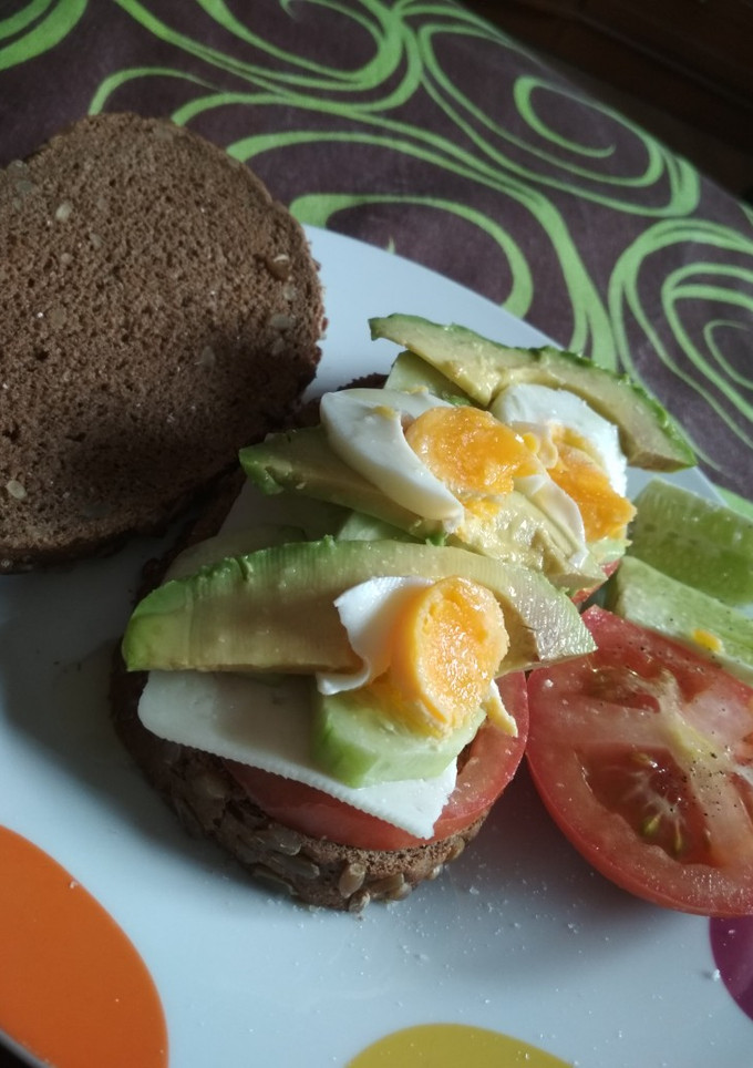 Una foto de Sándwich de aguacate y huevo