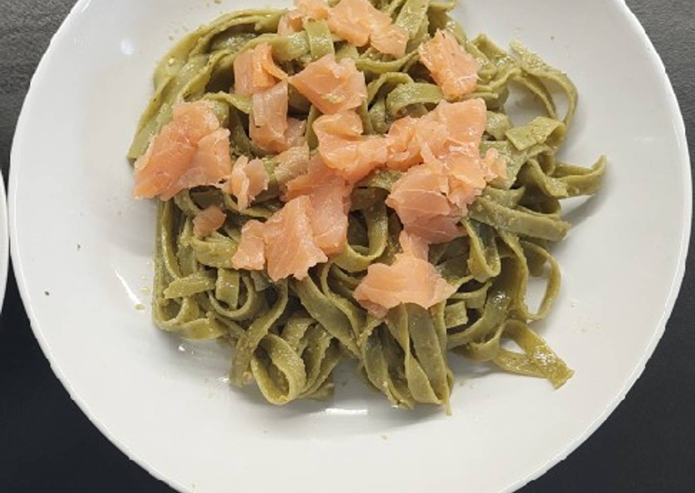 Tallarines de espinacas con salsa pesto y salmón