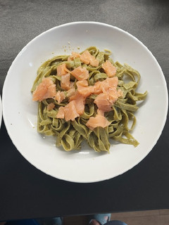 Una foto de Tallarines de espinacas con salsa pesto y salmón