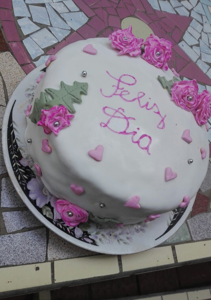 Una foto de Torta para el día de la madre😍 rellena con crema de limón y dulce de leche