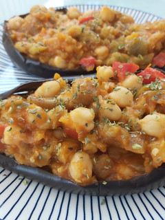 Una foto de Berenjenas rellenas de pisto con garbanzos