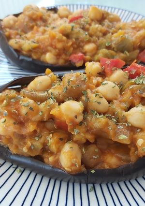 Una foto de Berenjenas rellenas de pisto con garbanzos