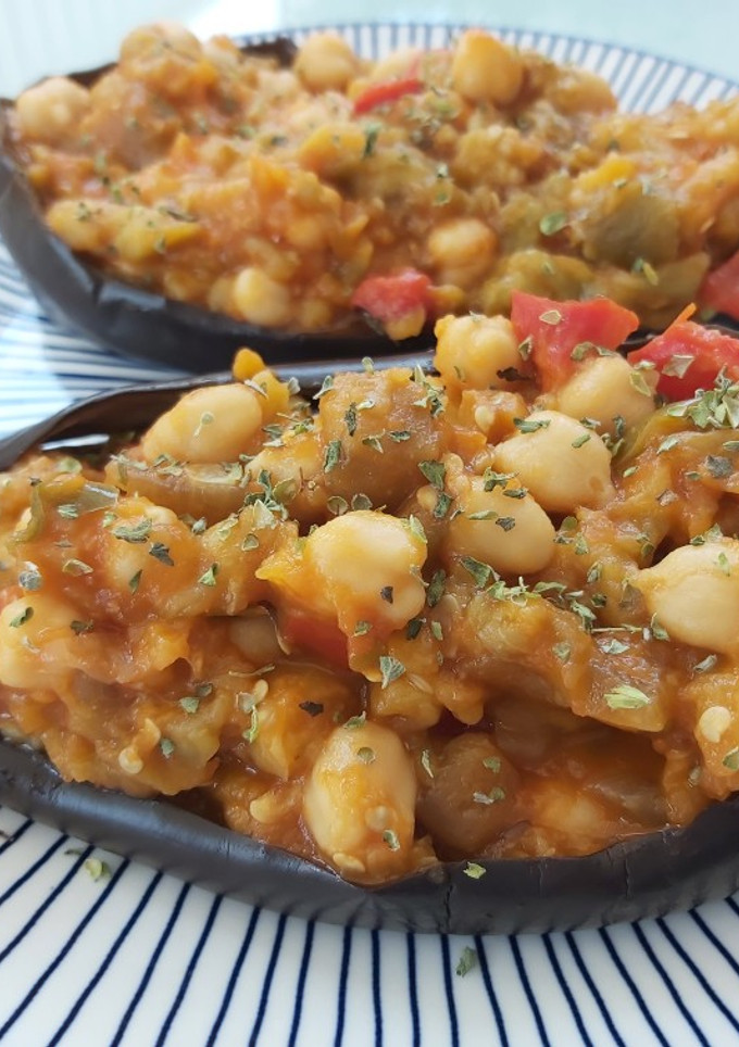 Una foto de Berenjenas rellenas de pisto con garbanzos