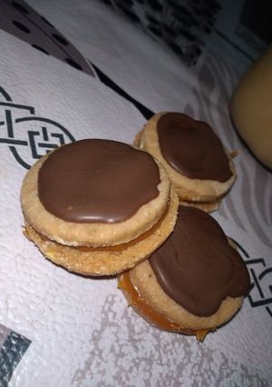 Una foto de Alfajorcitos de chocolate y maní 🥜