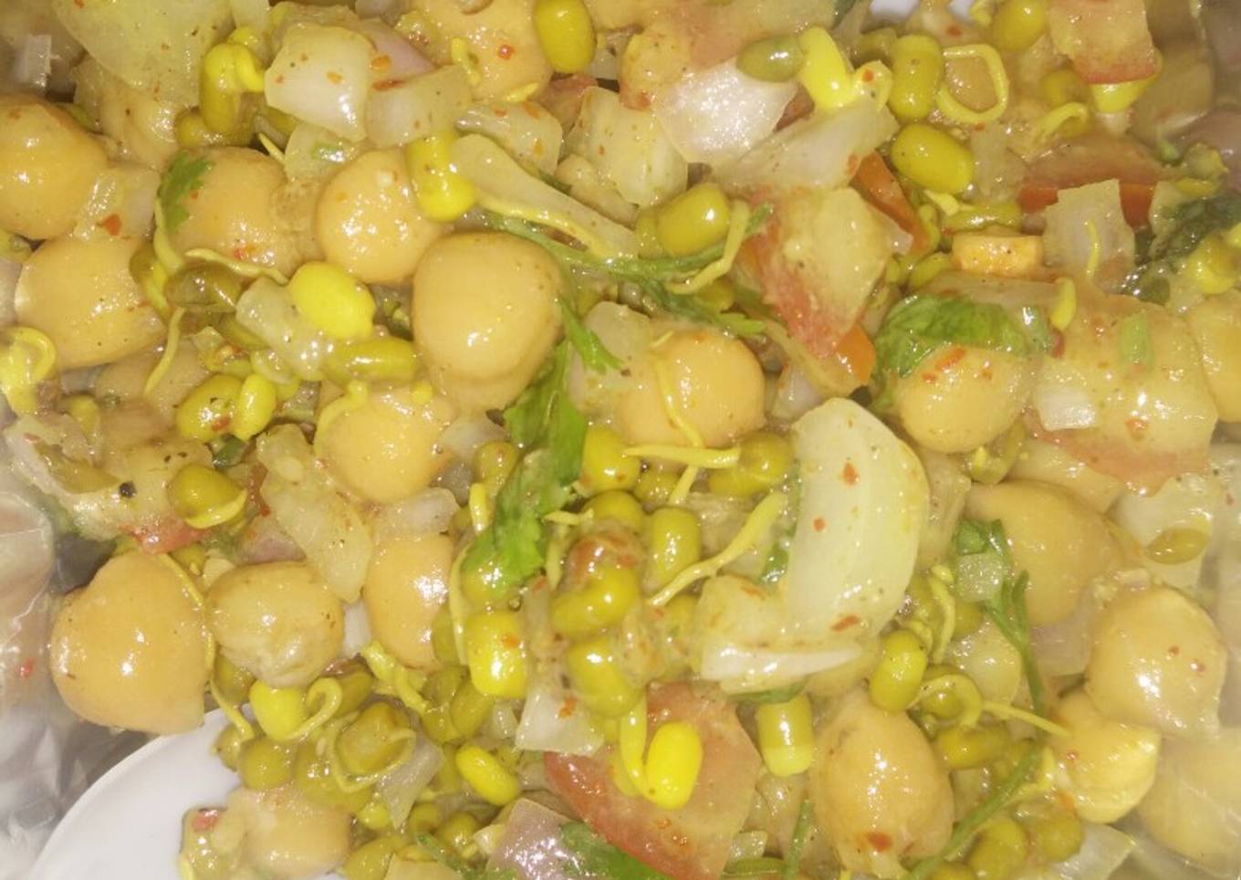 Healthy & tasty chana moth chat