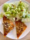 Samoussas patate douce, pesto basilic pistache, feta, lardons et oignons